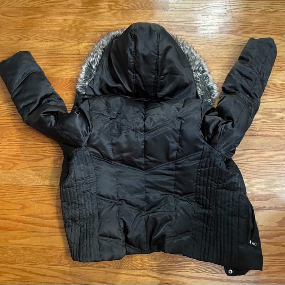 Black GUESS short down puffer w fake fur hood - Picture 11 of 14